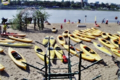 Żółte kajaki, kopuła na Plaży Rusałka